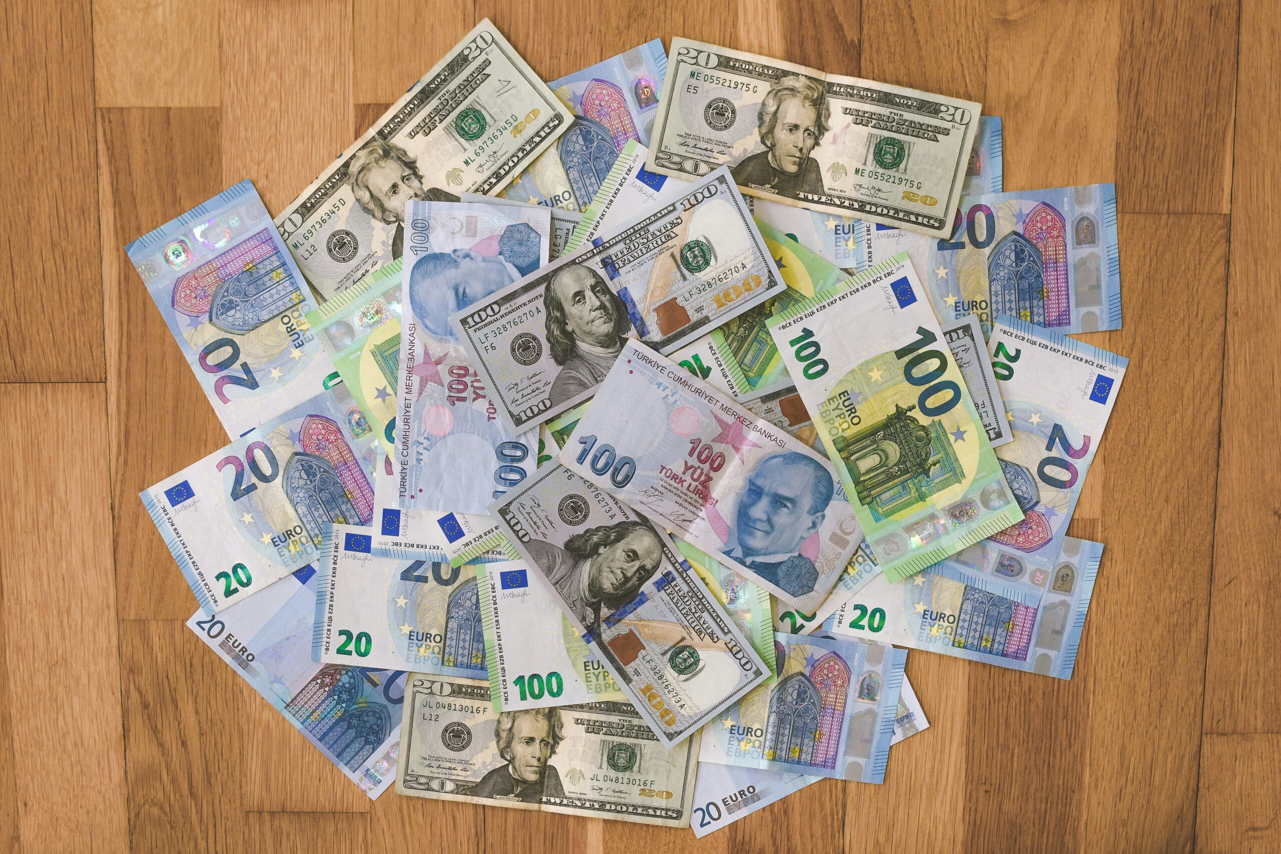 Kahverengi ahşap masa üzerinde 10 ve 20'lik banknotlar